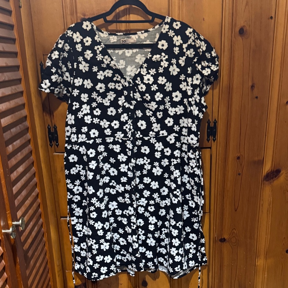 SO Black and White Floral V-Neck Mini Dress